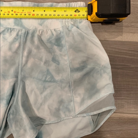 Lululemon "Hotty Hot" high-rise short with 4" inseam (size 6) - Picture 4 of 7